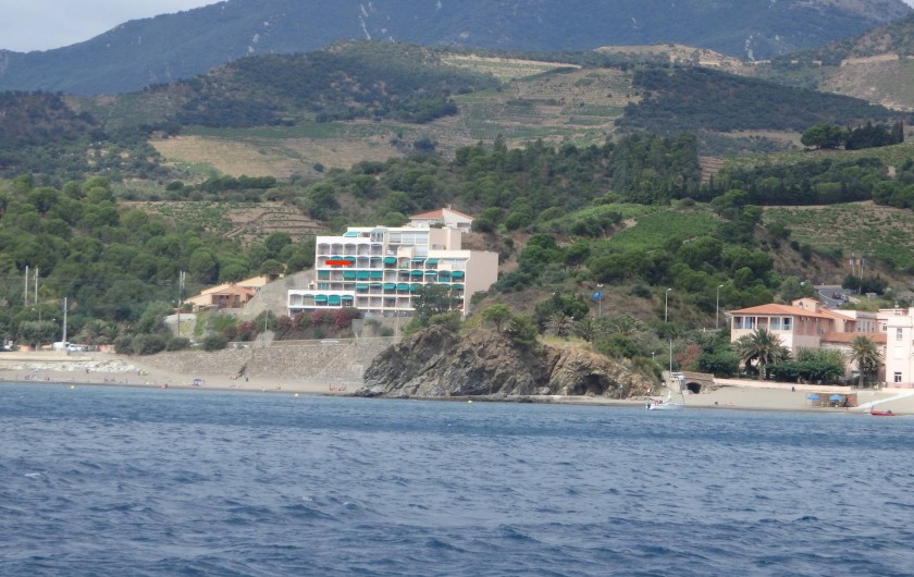 Location de vacances - Appartement à Banyuls-sur-Mer - Vue depuis la mer avec situation voir points rouges sur la façade immeuble