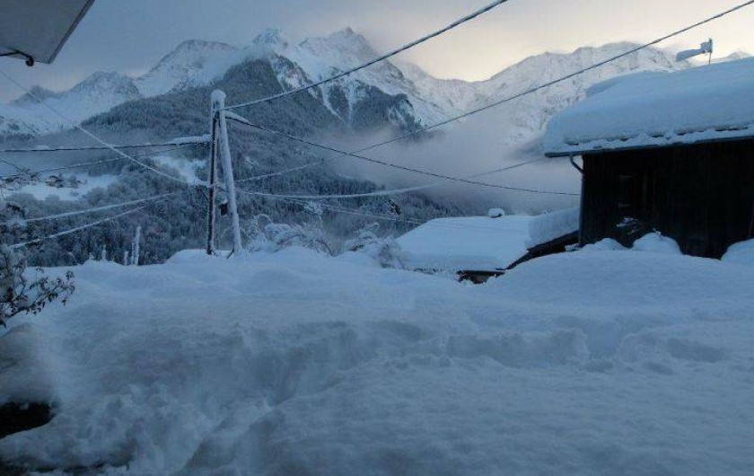 Location de vacances - Appartement à Saint-Nicolas de Véroce - Terrasse juste après la chute de neige