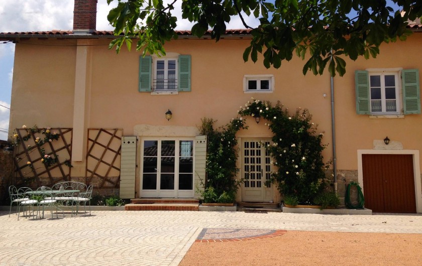 Location de vacances - Maison - Villa à Saint-Étienne-des-Oullières - The holiday house opening out onto the courtyard