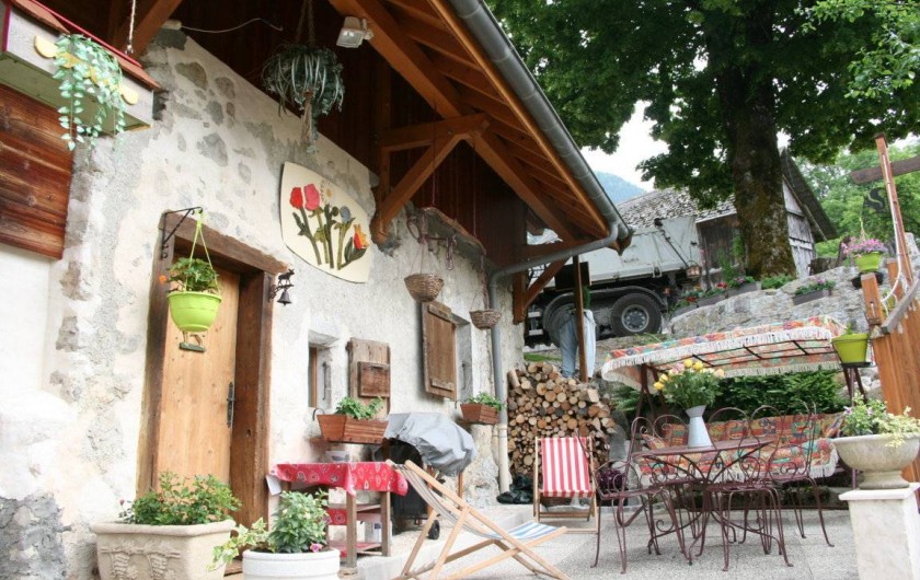 Location de vacances - Gîte à Alex - COUR DU GITE (PRINTEMPS ET ÉTÉ)