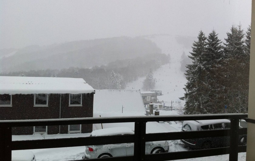Location de vacances - Appartement à Super Besse - vue du balcon un jour de neige, vers les pistes