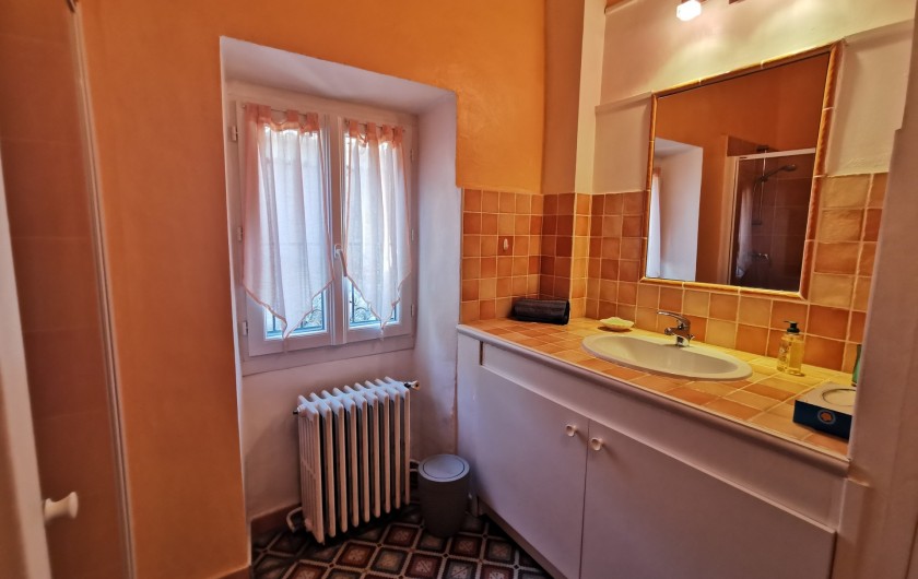 Location de vacances - Chambre d'hôtes à Jonquières - Salle d'eau chambre Plumbago 3 personnes
