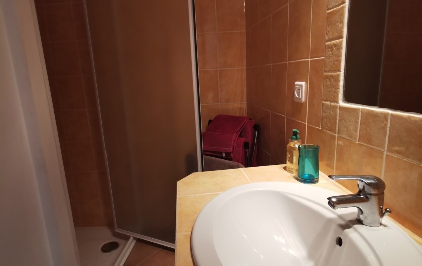 Location de vacances - Chambre d'hôtes à Jonquières - salle d'eau chambre Fleur d'oranger