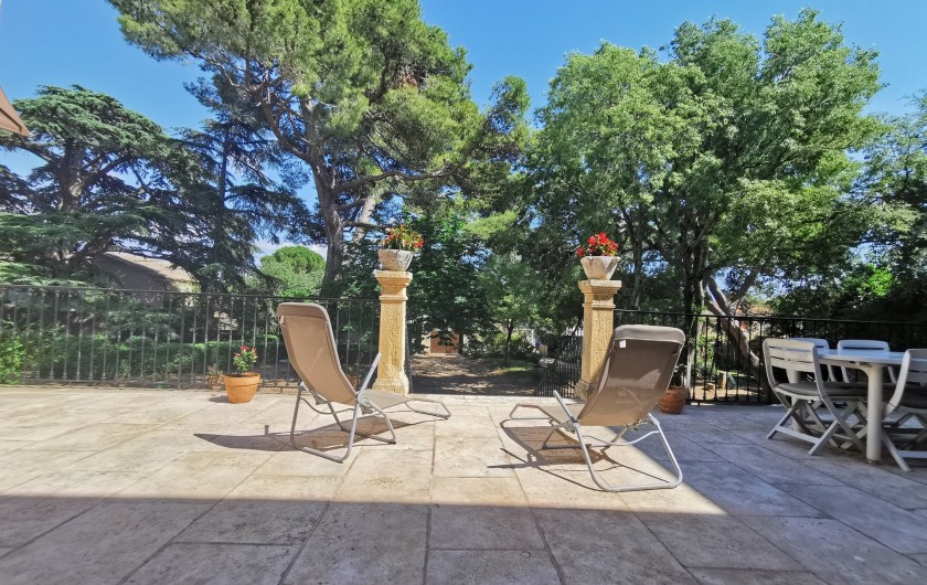 Location de vacances - Chambre d'hôtes à Jonquières - Terrasse donnant sur le parc