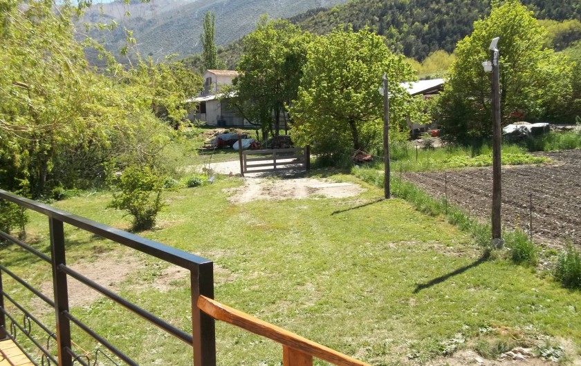 Location de vacances - Bungalow - Mobilhome à Blieux - entrée du terrain et son jardin