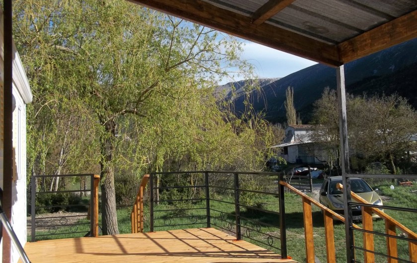 Location de vacances - Bungalow - Mobilhome à Blieux - la vue de la terrasse.