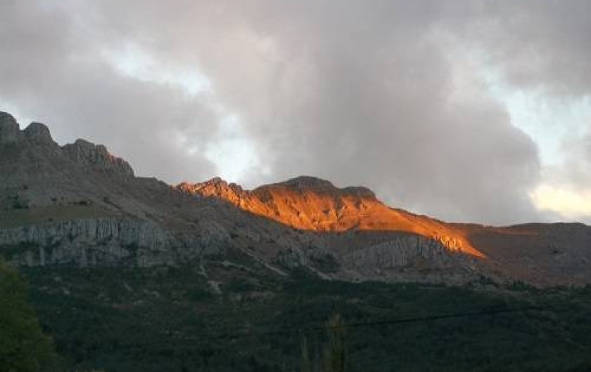 Location de vacances - Bungalow - Mobilhome à Blieux - coucher de soleil sur nos montagnes