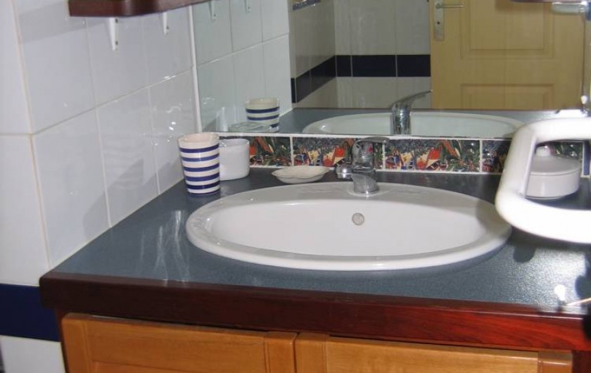 Location de vacances - Appartement à Pointe du Bout - Lavabo avec serviettes fournies