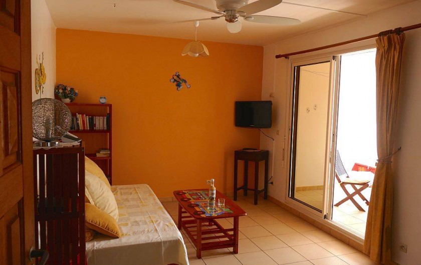 Location de vacances - Appartement à Pointe du Bout - séjour ventilé avec ouverture sur la terrasse