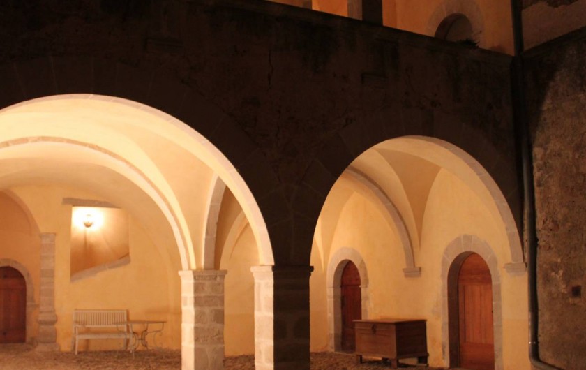 Location de vacances - Château - Manoir à Pégairolles-de-l'Escalette - Voutes cour intérieure