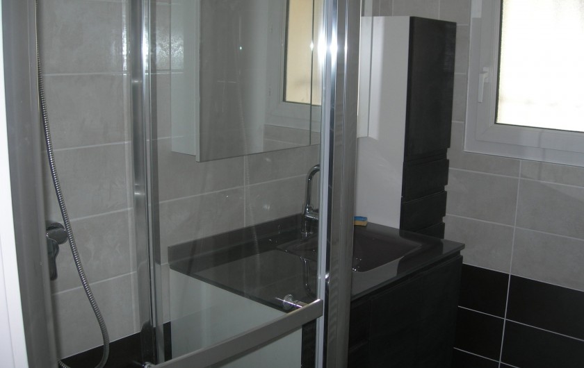 Location de vacances - Villa à La Couarde-sur-Mer - Salle d'eau rdc; radiateur électrique chauffant