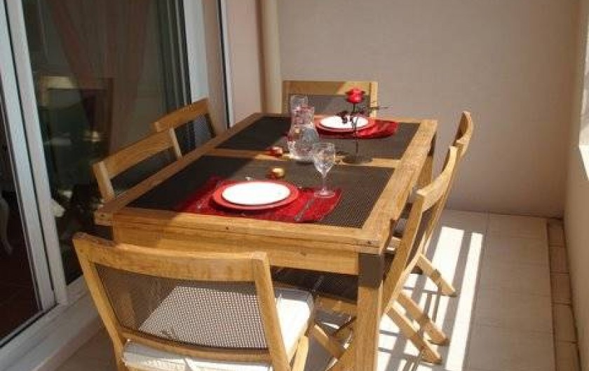 Location de vacances - Appartement à Juan les Pins - Terrasse arrière équipée pour manger