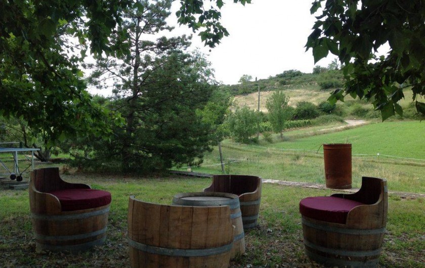 Location de vacances - Appartement à Mirabel - Coin apéro sous le platane espace commun