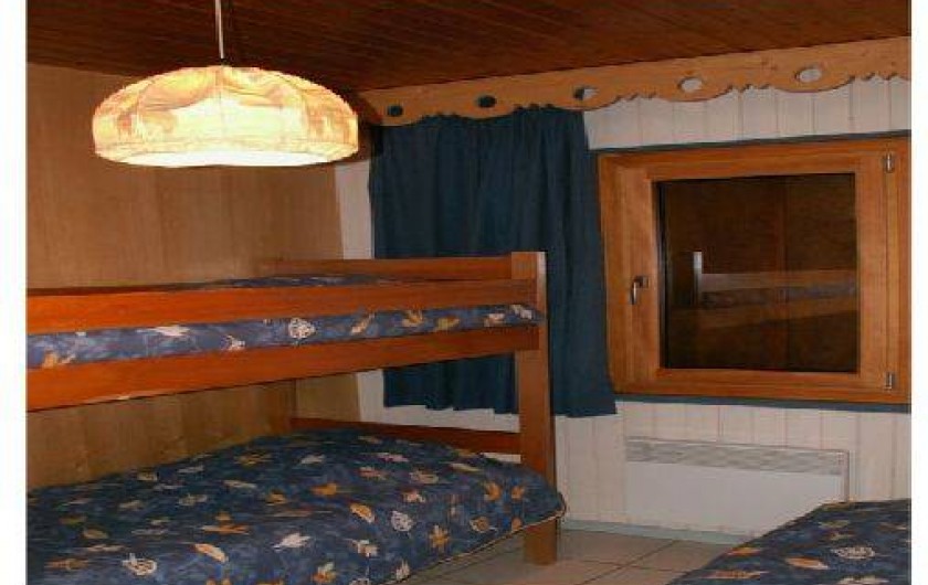 Location de vacances - Chalet à Xonrupt-Longemer - Chambre avec 3 lits de 80/190 (dont 2 superposés)