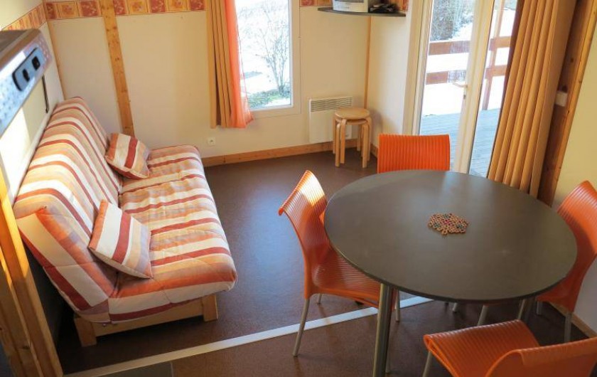 Location de vacances - Chalet à Saint-Laurent-en-Grandvaux - location de chalets: l'espace séjour   équipé d'un téléviseur