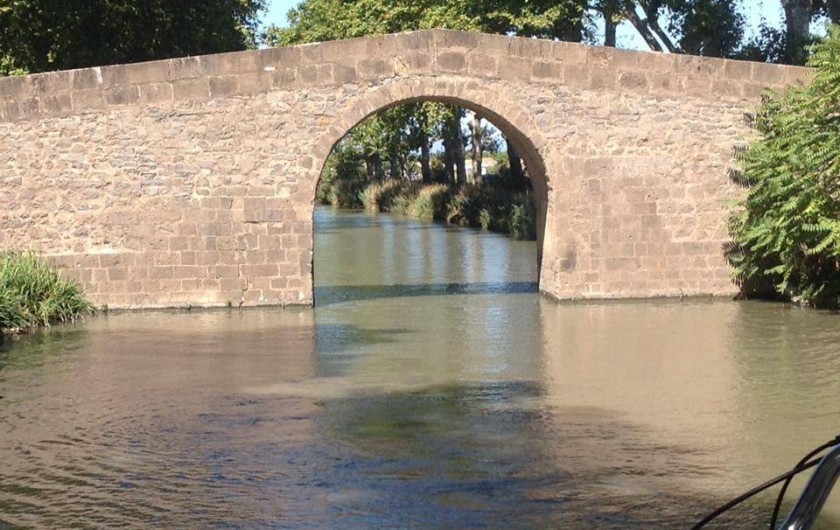 Location de vacances - Péniche à Sète - Un des magnifiques ponts des canaux du Sud de la France !