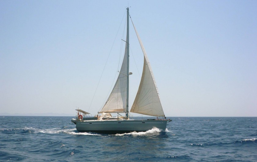 Location de vacances - Péniche à Sète - Un de nos voiliers en navigation.