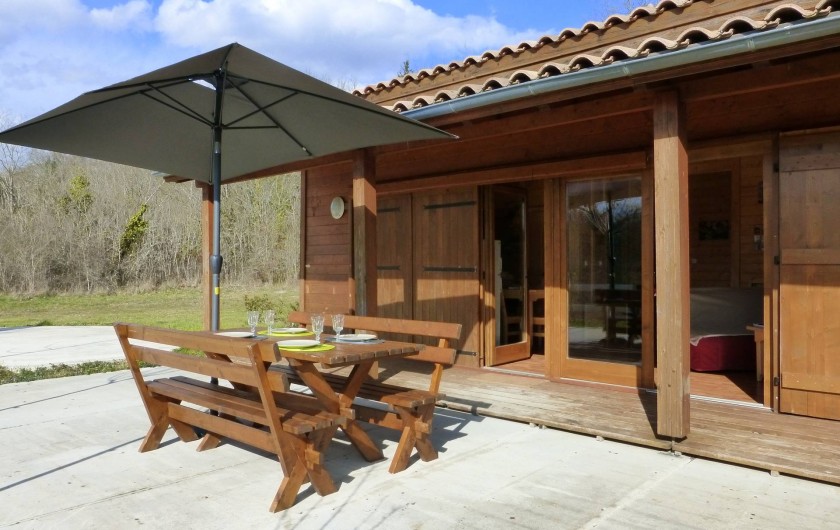 Location de vacances - Chalet à Pompiey - Terrasse du chalet vue sur la forêt