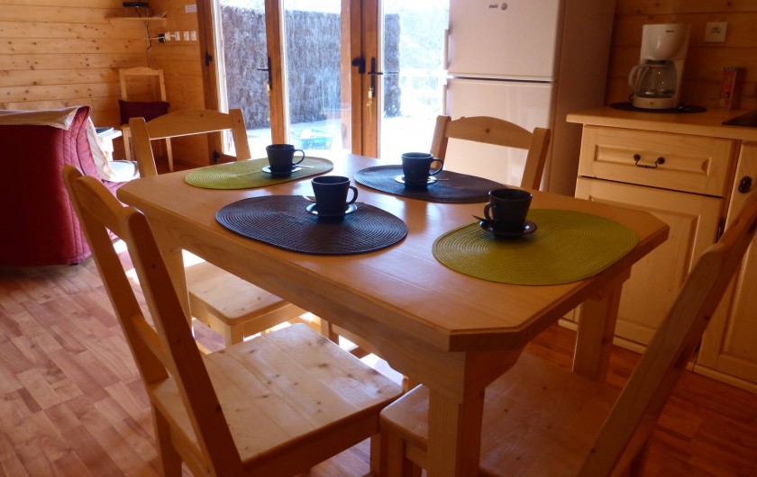 Location de vacances - Chalet à Pompiey - coin cuisine vue sur la forêt