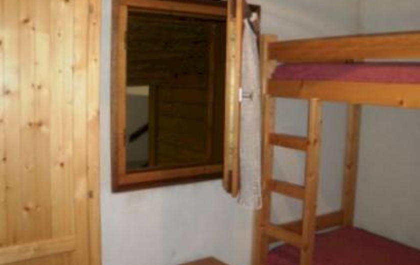 Location de vacances - Appartement à Saint-Gervais-les-Bains - lits superposés,  l'armoire est maintenant à gauche, cela agrandit la pièce