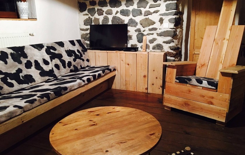 Location de vacances - Gîte à Coucouron - Salon cosy pour 12 personnes.