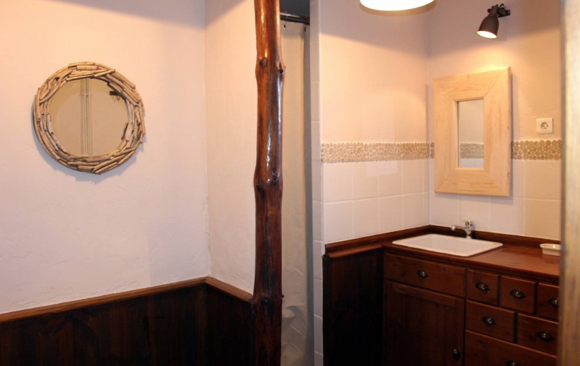 Location de vacances - Gîte à Coucouron - Salle de douche avec 2 douches (2 douches supplémentaires dans le sauna)