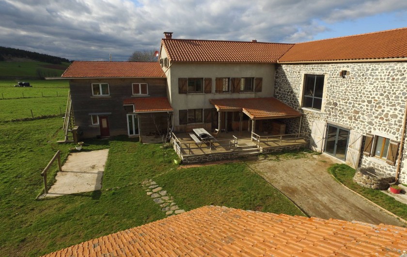 Location de vacances - Gîte à Coucouron - Terrasse en bois avec mobilier de jardin en bois, barbecue weber et nacelle