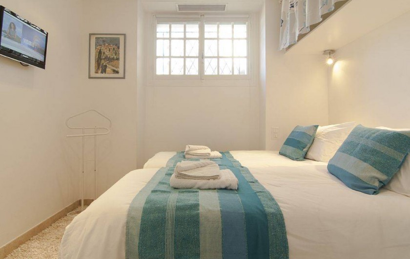 Location de vacances - Appartement à Cannes - Chambre avec deux lits jumeaux et TV