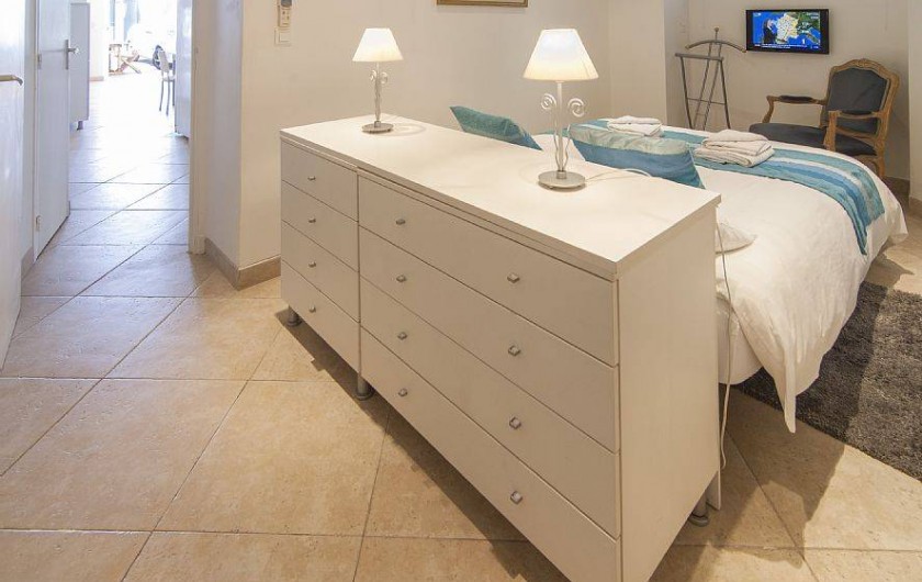 Location de vacances - Appartement à Cannes - Cambre lit double avec commode