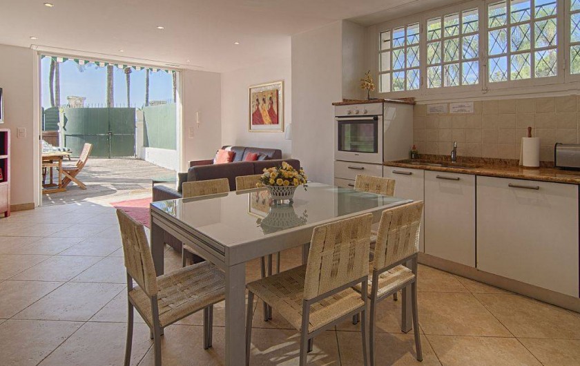Location de vacances - Appartement à Cannes - Coin repas, vue sur le jardin