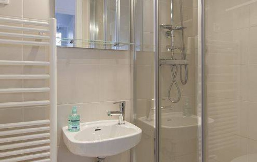 Location de vacances - Appartement à Cannes - salle de douche en face de la chambre