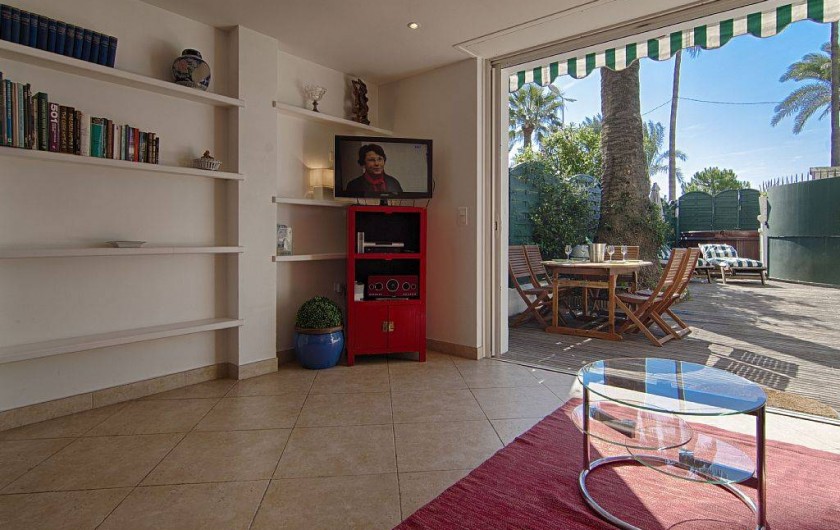 Location de vacances - Appartement à Cannes - Séjour avec coin repas dans le jardin