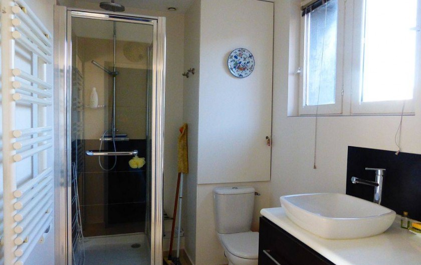 Location de vacances - Appartement à Villerville - salle d eau avec douche et machine a laver acces des 2 chambres independant