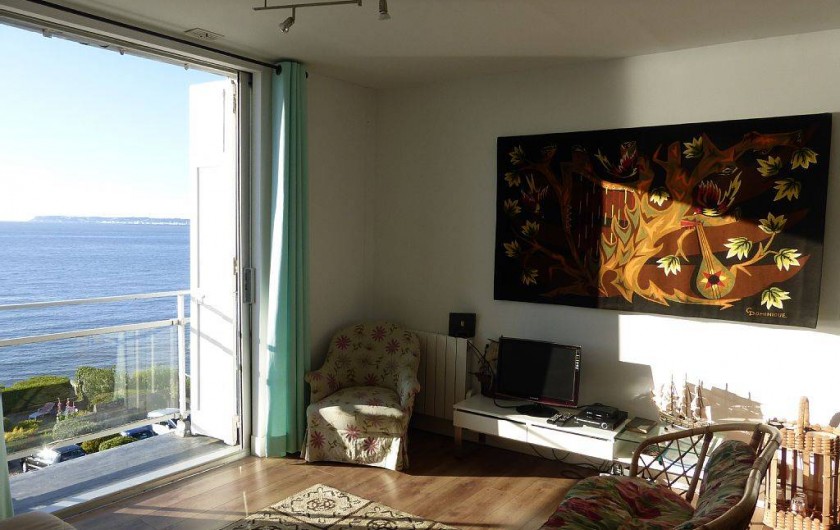 Location de vacances - Appartement à Villerville - living avec balcon televiseur