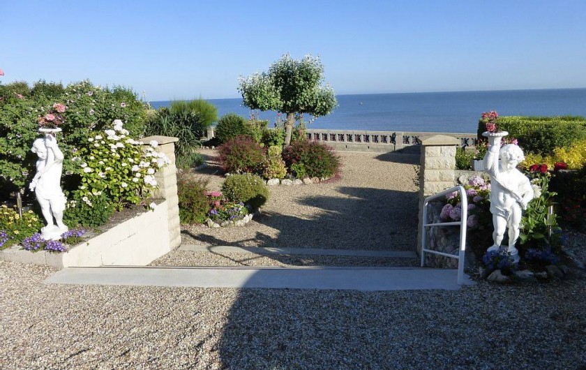 Location de vacances - Appartement à Villerville - vue de l appartement et du balcon  jardin terasse privative  acces privatif a la