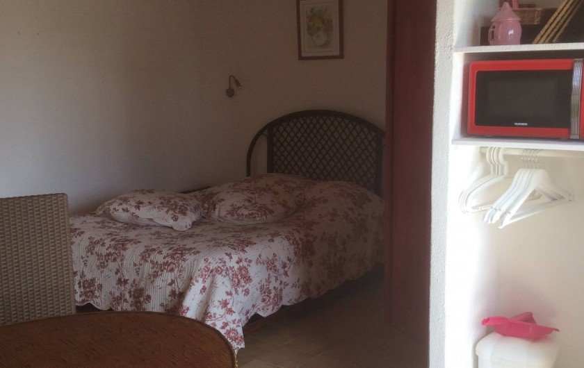 Location de vacances - Chambre d'hôtes à Villelaure - chambre rouge lit en 140