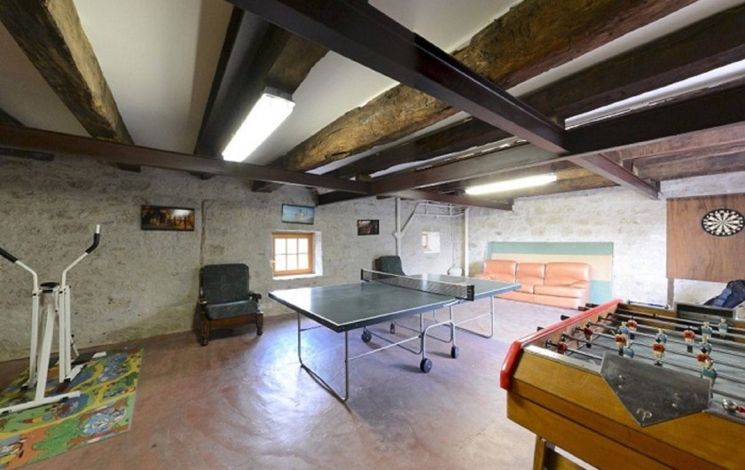 Location de vacances - Gîte à Dondas - salle de jeux avec ping pong baby foot ancien