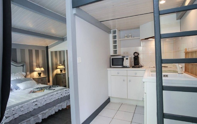 Location de vacances - Villa à Vezac - Chambre rez de jardin et sa  kitchenette.