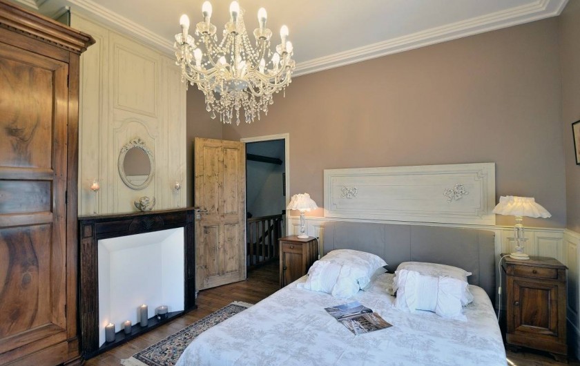 Location de vacances - Villa à Vezac - Chambre à l'étage avec son  lit king size .