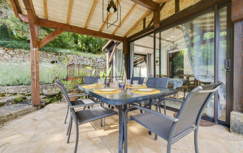 Location de vacances - Villa à Vezac - Terrasse couverte coté piscine