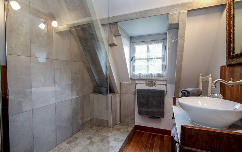 Location de vacances - Villa à Vezac - Salle d'eau à l'étage