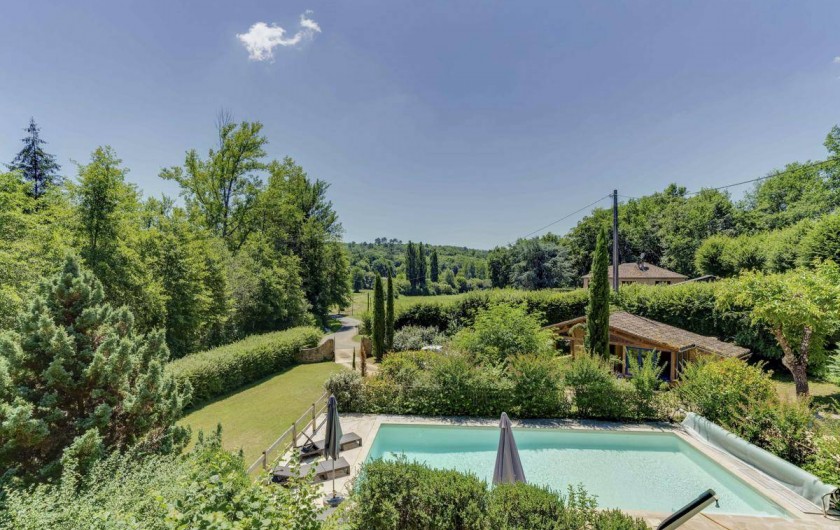 Location de vacances - Villa à Vezac - piscine,vue sur le jardin