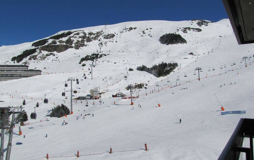 Location de vacances - Appartement à Les Menuires - La piste des Ménuires vue des chambres