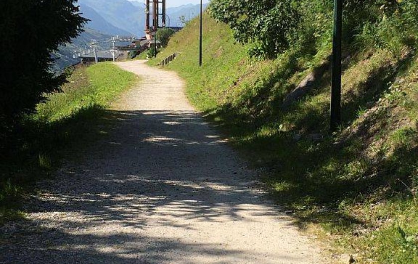 Location de vacances - Appartement à Les Menuires - Chemin piéton en balcon entre la croisette et reberty