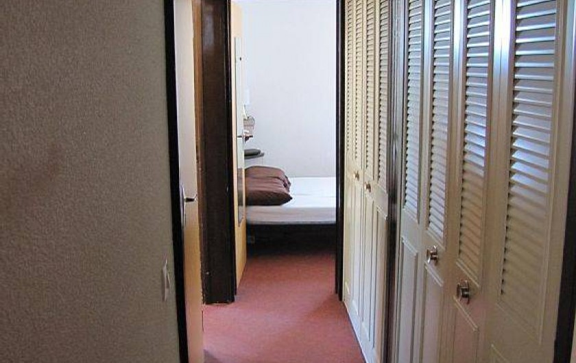 Location de vacances - Appartement à Les Menuires - couloir d'accès chambres, salle de bains, et WC