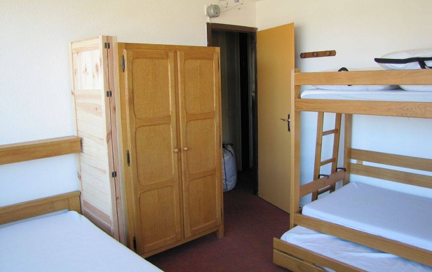 Location de vacances - Appartement à Les Menuires - chambre 4 couchages vue du balcon