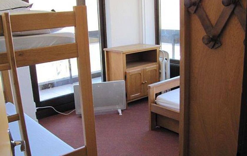 Location de vacances - Appartement à Les Menuires - chambre 4 couchages vue de l'entrée