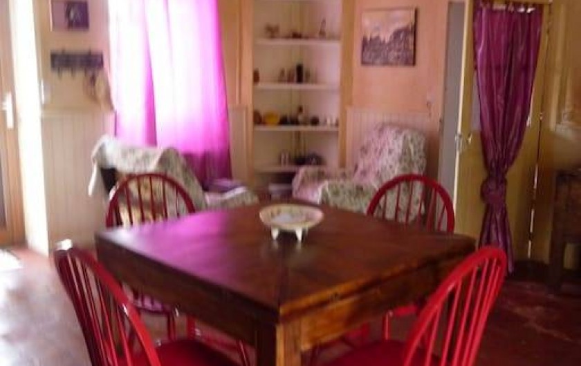 Location de vacances - Maison - Villa à La Collancelle - Salle à manger au frais, la table peut s'agrandir