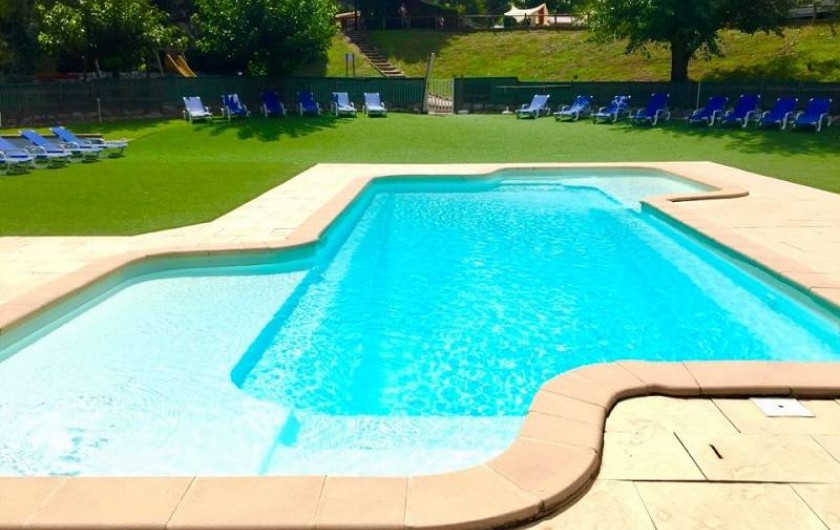 Location de vacances - Camping à Vernet-les-Bains - Espace piscine avec chaises longues