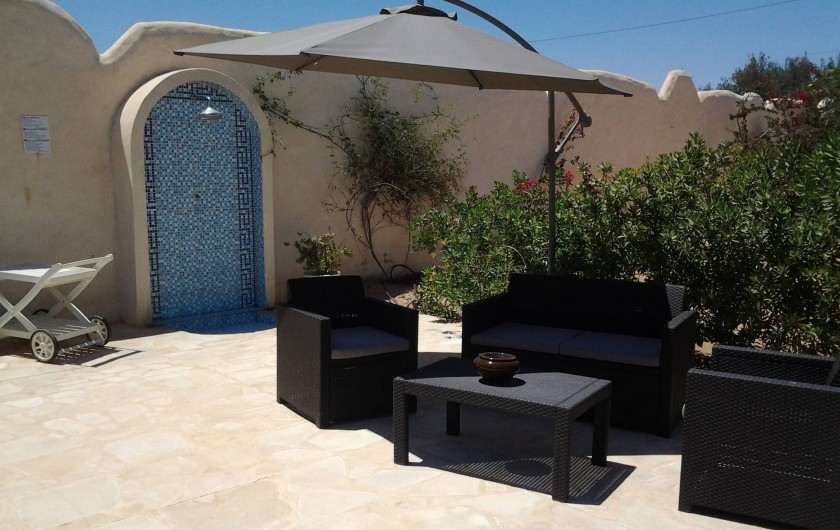 Location de vacances - Maison - Villa à Djerba - douche, salon de jardin, parasol